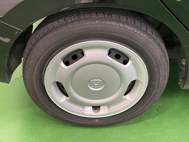 スチールホイールにはきれいにクリーニングされたホイールトリム（キャップ）が付いています