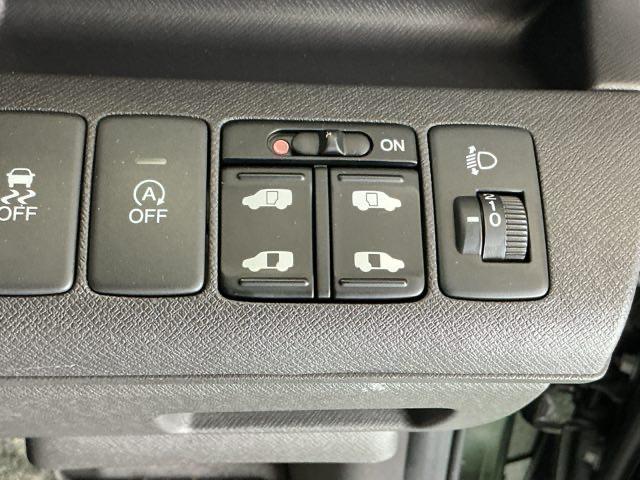 ステップワゴン GEセレクション ナビ Rカメラ ブルートゥース ワンセグTV 横滑防止装置 デュアルエアバッグ 三列シート キーレスエントリーキー ETC車載器 PW PS 盗難防止装置 記録簿 AAC リアカメラ 運転席エアバック(20枚目)