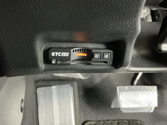 ヴェゼル ｅ：ＨＥＶＰＬａＹ　ナビ　Ｒカメラ　ブルートゥース　フルセグＴＶ　衝突被害軽減ブレーキ　カーテンエアバッグ　盗難防止装置　アイドルストップ　Ｐセンサー　ＡＢＳ　ＥＳＣ　フルオートエアコン　リアカメラ　シートヒータ　ＥＴＣ（13枚目）