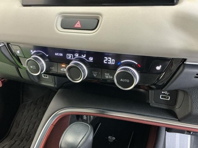 ヴェゼル ｅ：ＨＥＶＰＬａＹ　ナビ　Ｒカメラ　ブルートゥース　フルセグＴＶ　衝突被害軽減ブレーキ　カーテンエアバッグ　盗難防止装置　アイドルストップ　Ｐセンサー　ＡＢＳ　ＥＳＣ　フルオートエアコン　リアカメラ　シートヒータ　ＥＴＣ（20枚目）