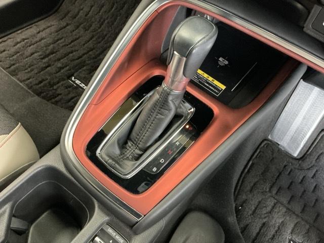 ヴェゼル ｅ：ＨＥＶＰＬａＹ　ナビ　Ｒカメラ　ブルートゥース　フルセグＴＶ　衝突被害軽減ブレーキ　カーテンエアバッグ　盗難防止装置　アイドルストップ　Ｐセンサー　ＡＢＳ　ＥＳＣ　フルオートエアコン　リアカメラ　シートヒータ　ＥＴＣ（21枚目）