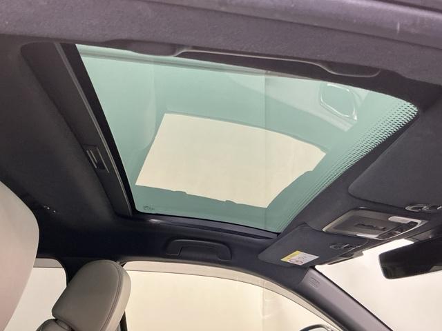 ヴェゼル ｅ：ＨＥＶＰＬａＹ　ナビ　Ｒカメラ　ブルートゥース　フルセグＴＶ　衝突被害軽減ブレーキ　カーテンエアバッグ　盗難防止装置　アイドルストップ　Ｐセンサー　ＡＢＳ　ＥＳＣ　フルオートエアコン　リアカメラ　シートヒータ　ＥＴＣ（28枚目）