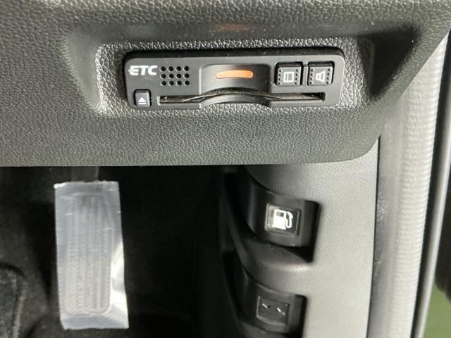 フリードハイブリッド ハイブリッド・ＥＸ　ナビ　Ｒカメラ　ブルートゥース　フルセグＴＶ　シ－トヒ－タ－　整備記録簿　リヤカメラ　ＬＥＤライト　フルオートエアコン　ＡＢＳ　ＤＶＤ再生可　ウォークスルー　サイドエアバッグ　キーフリー　ＥＴＣ車載器（13枚目）