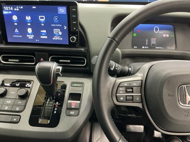 フリード ｅ：ＨＥＶクロスター　ドラレコ　ナビ　Ｒカメラ　ブルートゥース　ＥＴＣ装備　Ｓヒーター　衝突軽減ブレーキシステム　フルセグ　オートエアコン　バックモニター　ＬＥＤライト　パーキングセンサー　スマートキー　キーレス　ＵＳＢ（3枚目）