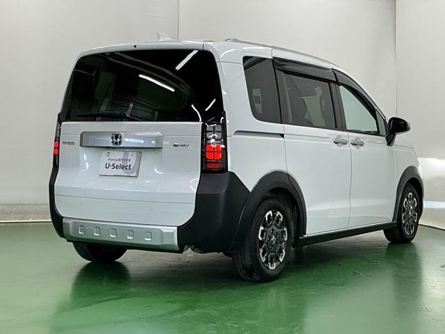 フリード ｅ：ＨＥＶクロスター　ドラレコ　ナビ　Ｒカメラ　ブルートゥース　ＥＴＣ装備　Ｓヒーター　衝突軽減ブレーキシステム　フルセグ　オートエアコン　バックモニター　ＬＥＤライト　パーキングセンサー　スマートキー　キーレス　ＵＳＢ（8枚目）