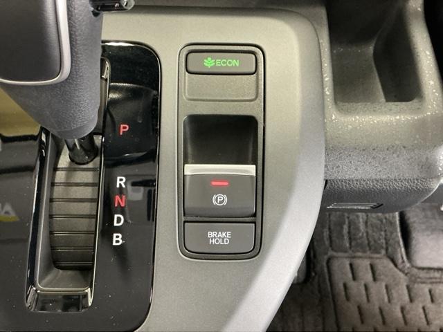 フリード ｅ：ＨＥＶクロスター　ドラレコ　ナビ　Ｒカメラ　ブルートゥース　ＥＴＣ装備　Ｓヒーター　衝突軽減ブレーキシステム　フルセグ　オートエアコン　バックモニター　ＬＥＤライト　パーキングセンサー　スマートキー　キーレス　ＵＳＢ（18枚目）