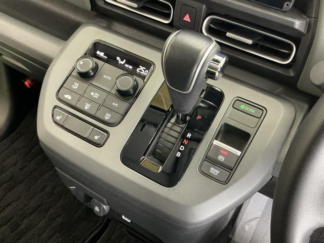 フリード ｅ：ＨＥＶクロスター　ドラレコ　ナビ　Ｒカメラ　ブルートゥース　ＥＴＣ装備　Ｓヒーター　衝突軽減ブレーキシステム　フルセグ　オートエアコン　バックモニター　ＬＥＤライト　パーキングセンサー　スマートキー　キーレス　ＵＳＢ（19枚目）