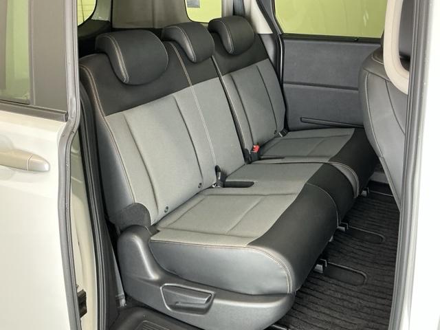 フリード ｅ：ＨＥＶクロスター　ドラレコ　ナビ　Ｒカメラ　ブルートゥース　ＥＴＣ装備　Ｓヒーター　衝突軽減ブレーキシステム　フルセグ　オートエアコン　バックモニター　ＬＥＤライト　パーキングセンサー　スマートキー　キーレス　ＵＳＢ（25枚目）