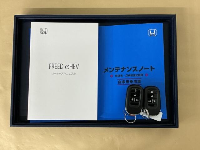 フリード ｅ：ＨＥＶクロスター　ドラレコ　ナビ　Ｒカメラ　ブルートゥース　ＥＴＣ装備　Ｓヒーター　衝突軽減ブレーキシステム　フルセグ　オートエアコン　バックモニター　ＬＥＤライト　パーキングセンサー　スマートキー　キーレス　ＵＳＢ（30枚目）