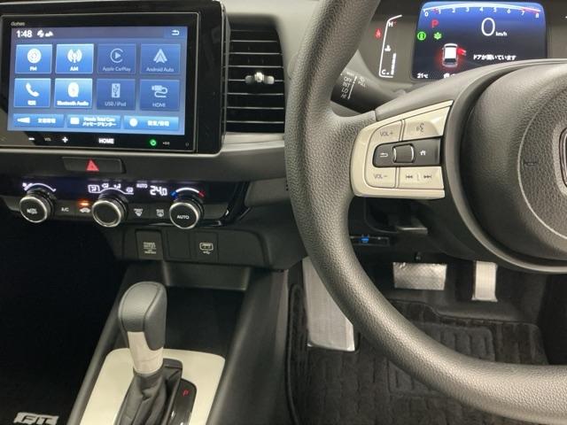 フィット ホーム　ドラレコ　ディスプレイオーディオ　ブルートゥース　記録簿　衝突軽減　リアカメラ　ソナー　ＵＳＢ接続　ＡＡＣ　横滑り防止機能　サイドエアバック　オートライト　ＬＥＤライト　クルーズコントロール　スマキー（3枚目）