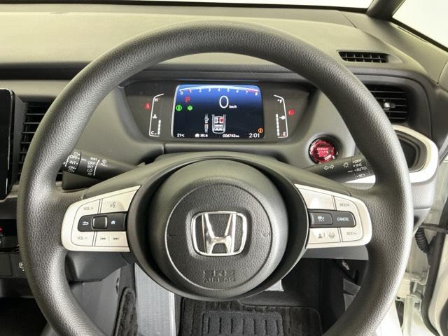 フィット ホーム　ドラレコ　ディスプレイオーディオ　ブルートゥース　記録簿　衝突軽減　リアカメラ　ソナー　ＵＳＢ接続　ＡＡＣ　横滑り防止機能　サイドエアバック　オートライト　ＬＥＤライト　クルーズコントロール　スマキー（23枚目）