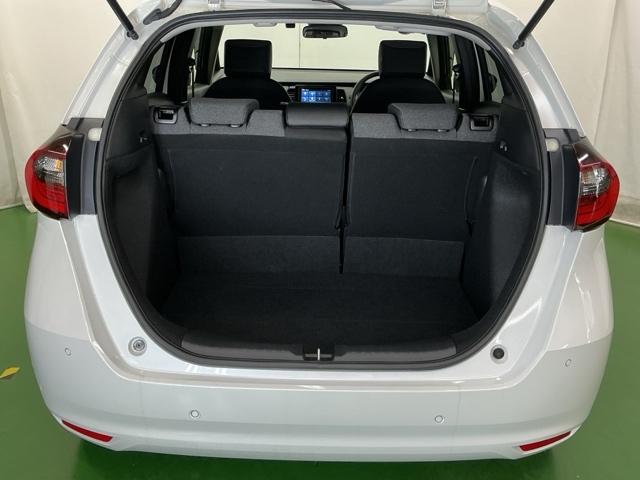 フィット ホーム　ドラレコ　ディスプレイオーディオ　ブルートゥース　記録簿　衝突軽減　リアカメラ　ソナー　ＵＳＢ接続　ＡＡＣ　横滑り防止機能　サイドエアバック　オートライト　ＬＥＤライト　クルーズコントロール　スマキー（26枚目）