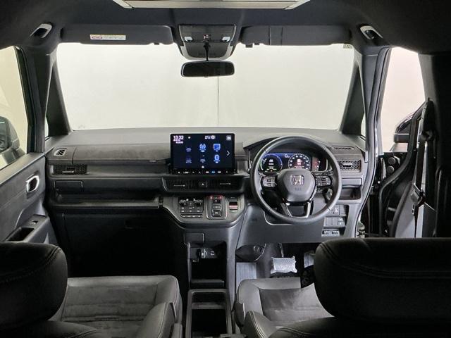 ドライバーを中心に自然に手が届く位置に様々な操作スイッチを配置、操作性に優れています