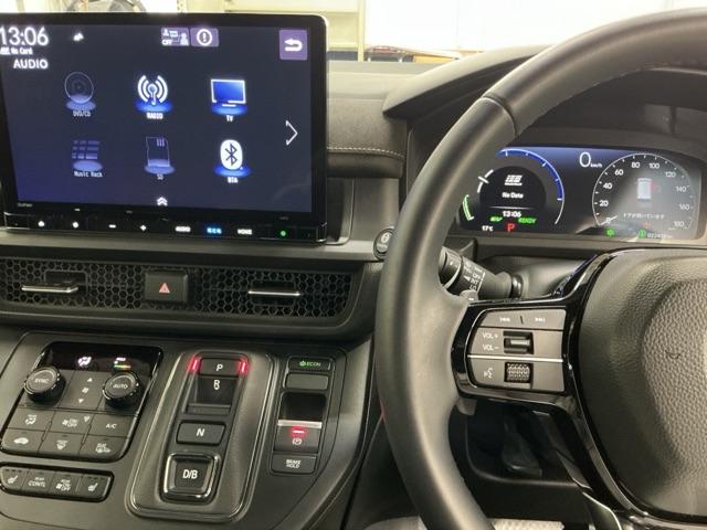 ホンダ純正メモリーナビ搭載なので、遠方へのドライブもお任せ下さい！ステアリング左手側にオーディオ関連のコントロールスイッチを配置しています。操作時は視線を逸らすことなく運転に集中できます