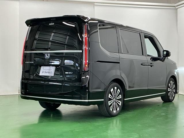 大型テールゲートスポイラー装備でフォルムもスタイリッシュにしています。高速走行時には走行安定性能に優れていて、低燃費にも大きく貢献します