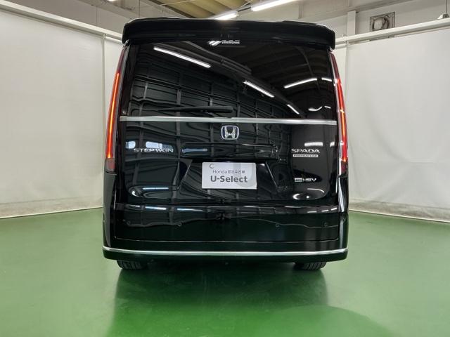 汚れが付着しやすいリヤガラスにはリヤワイパーが付いています。フロントのワイパーがＯＮの時はシフトレバーをリバースに入れるとリヤワイパーがリンクして作動、クリヤーな視界が保てます。