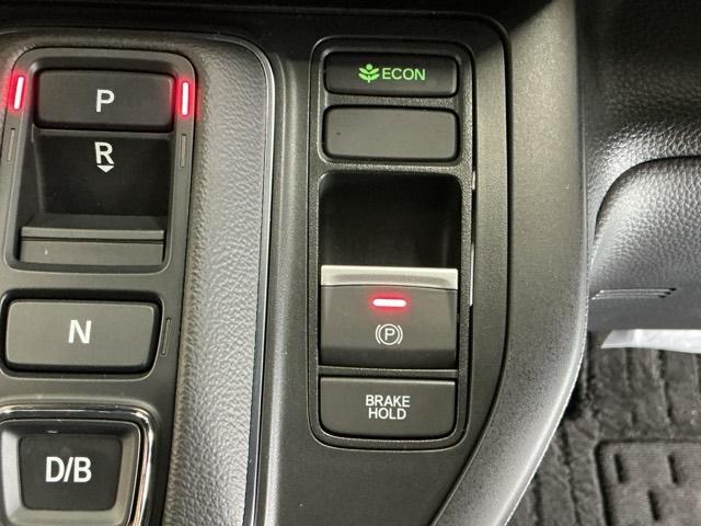 パーキングブレーキはスマートな電子制御式と合わせて渋滞時等にブレーキペダルから足を離しても停車状態を保持してくれるオートブレーキホールド機能で運転が楽になります。スタートはアクセルペダルを踏むだけ