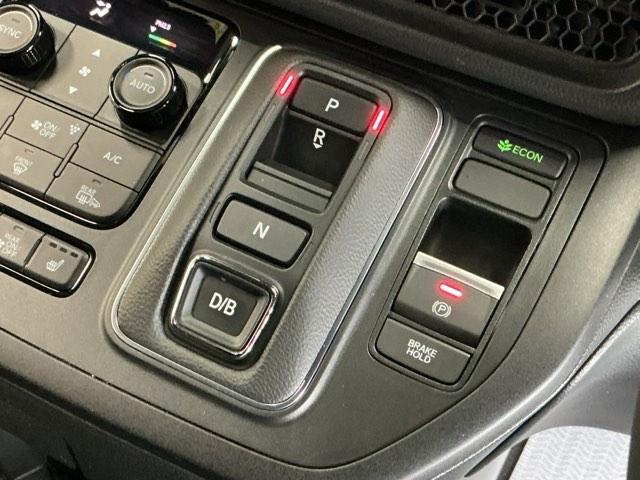 ＡＴセレクトレバーの代わりに指先で操作するエレクトリックギアセレクターを採用。スマートな操作が楽しめます