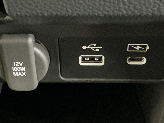 ＵＳＢ入力端子ついてます。ＵＳＢメモリを接続して音楽ファイル、画像ファイル、動画ファイルなどをナビ画面で楽しめます　※一部のディスプレイオーディオ、ＣＤチューナーの場合は音楽ファイルのみとなります