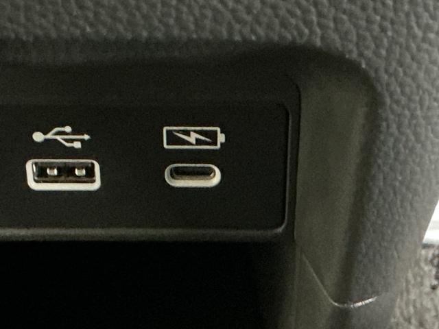 （Ｔｙｐｅ−Ｃ〈３Ａ〉）ＵＳＢチャージャー搭載。スマートフォンなどの充電にとっても便利です