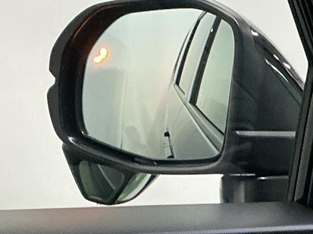 ブラインドスポットインフォメーションは走行中、斜め後ろに車両を感知すると、ドアミラー上のマークを点灯してお知らせします