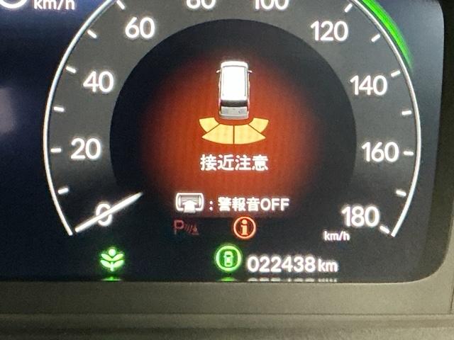 パーキングセンサーシステムは走行中に障害物が迫ると音と表示でお知らせ、低速走行時時の安心感を高めます