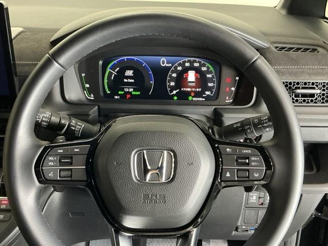 ステアリング右手側に安全運転支援機能のホンダセンシングをコントロールするスイッチ、左手側にオーディオ関連のコントロールスイッチを配置、視線を逸らすことなく運転に集中できます