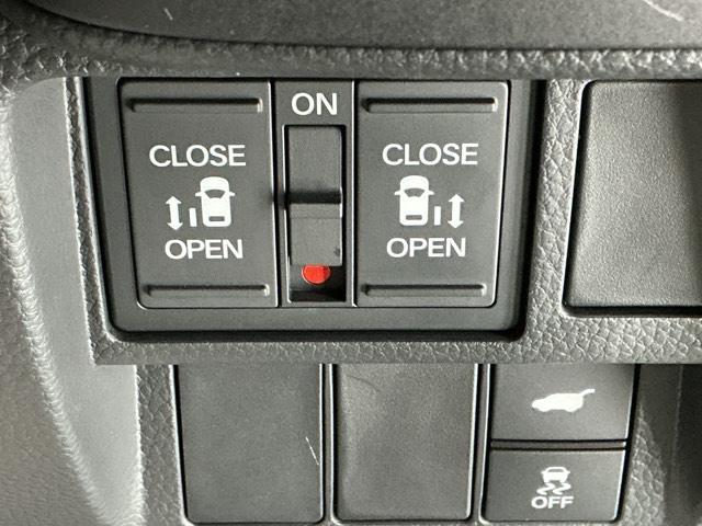 パワースライドドアの開閉はスマートキーのリモコンやドアノブは勿論、運転席側のスイッチ操作でも開閉ができ、安全・簡単です