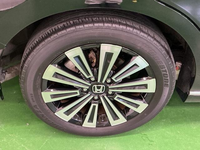 純正アルミホイールです。足元が引き立つので、車全体のイメージがアップしますよ！