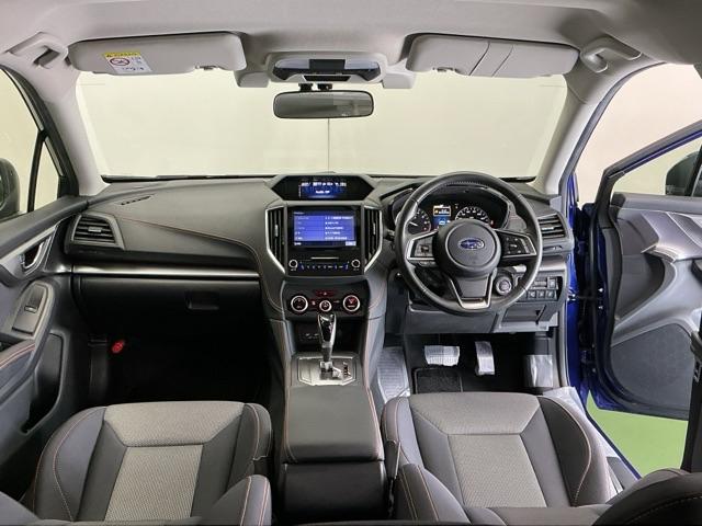 ドライバーを中心に自然に手が届く位置にＡＴセレクトレバーやエアコン、様々な操作スイッチなどを配置、操作性に優れています