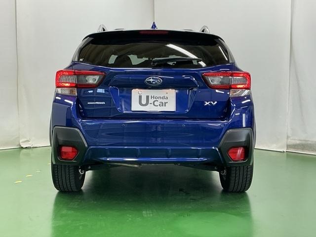 汚れが付着しやすいリヤガラスにはリヤワイパーが付いています。フロントのワイパーがＯＮの時はシフトレバーをリバースに入れるとリヤワイパーがリンクして作動、クリヤーな視界が保てます。