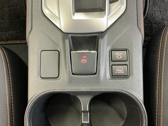 パーキングブレーキはスマートな電子制御式です