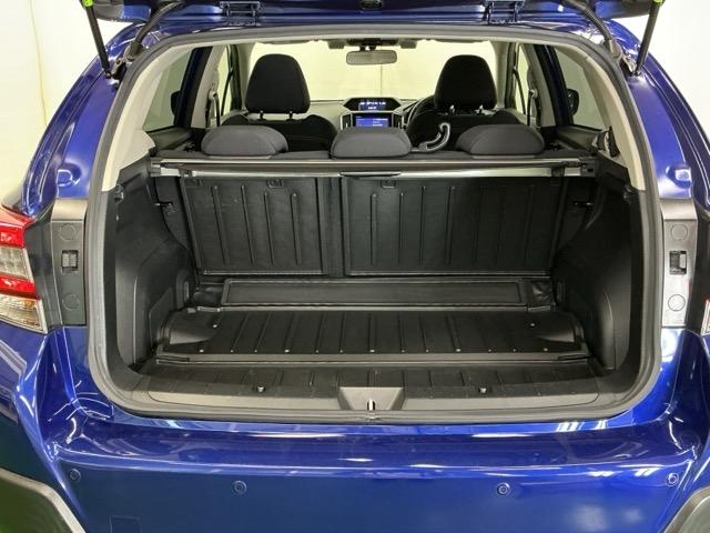 リクライニングの角度が調整できたり折りたたんだり、いろいろな使い方ができる広くて使い勝手のいい荷室。※一部、角度調整などができない車種もございます