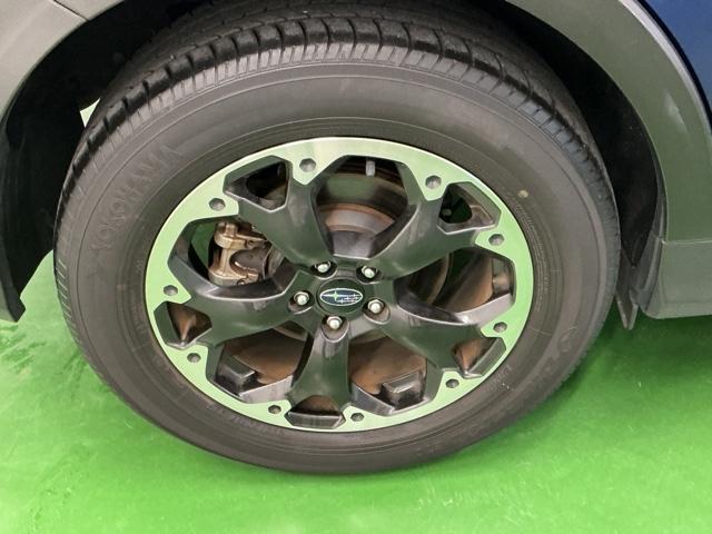 スバル純正アルミホイールです。足元が引き立つので、車全体のイメージがアップしますよ！