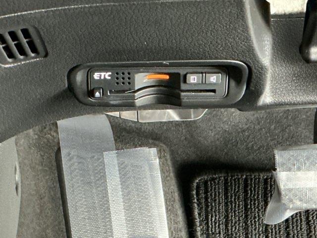 ヴェゼル ハイブリッドＺ　ナビ　Ｒカメラ　ブルートゥース　フルセグ　スマキー　パーキングセンサー　ＬＥＤランプ　ＥＴＣ付　ＵＳＢ　整備記録簿　シ－トヒ－タ－　サイドカーテンエアバック　運転席助手席エアバッグ　ＶＳＡ　キーフリ（13枚目）