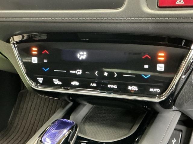 ヴェゼル ハイブリッドＺ　ナビ　Ｒカメラ　ブルートゥース　フルセグ　スマキー　パーキングセンサー　ＬＥＤランプ　ＥＴＣ付　ＵＳＢ　整備記録簿　シ－トヒ－タ－　サイドカーテンエアバック　運転席助手席エアバッグ　ＶＳＡ　キーフリ（14枚目）