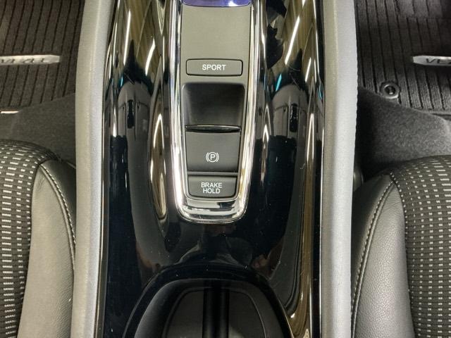 ヴェゼル ハイブリッドＺ　ナビ　Ｒカメラ　ブルートゥース　フルセグ　スマキー　パーキングセンサー　ＬＥＤランプ　ＥＴＣ付　ＵＳＢ　整備記録簿　シ－トヒ－タ－　サイドカーテンエアバック　運転席助手席エアバッグ　ＶＳＡ　キーフリ（16枚目）