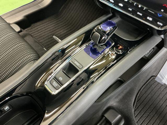 ヴェゼル ハイブリッドＺ　ナビ　Ｒカメラ　ブルートゥース　フルセグ　スマキー　パーキングセンサー　ＬＥＤランプ　ＥＴＣ付　ＵＳＢ　整備記録簿　シ－トヒ－タ－　サイドカーテンエアバック　運転席助手席エアバッグ　ＶＳＡ　キーフリ（17枚目）
