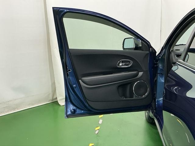 ヴェゼル ハイブリッドＺ　ナビ　Ｒカメラ　ブルートゥース　フルセグ　スマキー　パーキングセンサー　ＬＥＤランプ　ＥＴＣ付　ＵＳＢ　整備記録簿　シ－トヒ－タ－　サイドカーテンエアバック　運転席助手席エアバッグ　ＶＳＡ　キーフリ（49枚目）