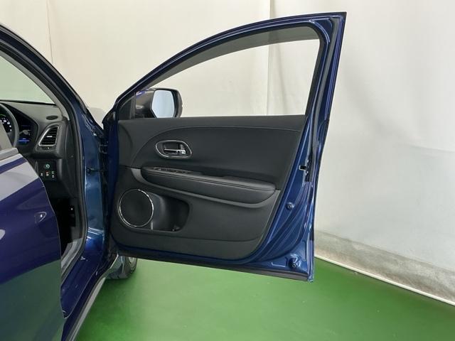 ヴェゼル ハイブリッドＺ　ナビ　Ｒカメラ　ブルートゥース　フルセグ　スマキー　パーキングセンサー　ＬＥＤランプ　ＥＴＣ付　ＵＳＢ　整備記録簿　シ－トヒ－タ－　サイドカーテンエアバック　運転席助手席エアバッグ　ＶＳＡ　キーフリ（50枚目）