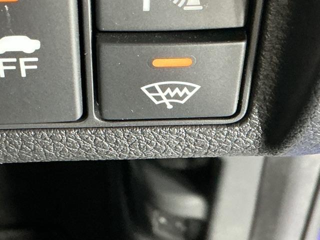 ヴェゼル ハイブリッドＺ　ナビ　Ｒカメラ　ブルートゥース　フルセグ　スマキー　パーキングセンサー　ＬＥＤランプ　ＥＴＣ付　ＵＳＢ　整備記録簿　シ－トヒ－タ－　サイドカーテンエアバック　運転席助手席エアバッグ　ＶＳＡ　キーフリ（55枚目）