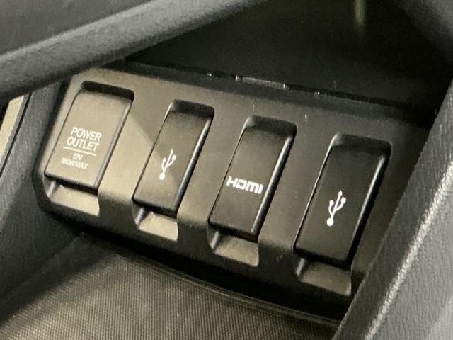 ヴェゼル ハイブリッドＺ　ナビ　Ｒカメラ　ブルートゥース　フルセグ　スマキー　パーキングセンサー　ＬＥＤランプ　ＥＴＣ付　ＵＳＢ　整備記録簿　シ－トヒ－タ－　サイドカーテンエアバック　運転席助手席エアバッグ　ＶＳＡ　キーフリ（56枚目）