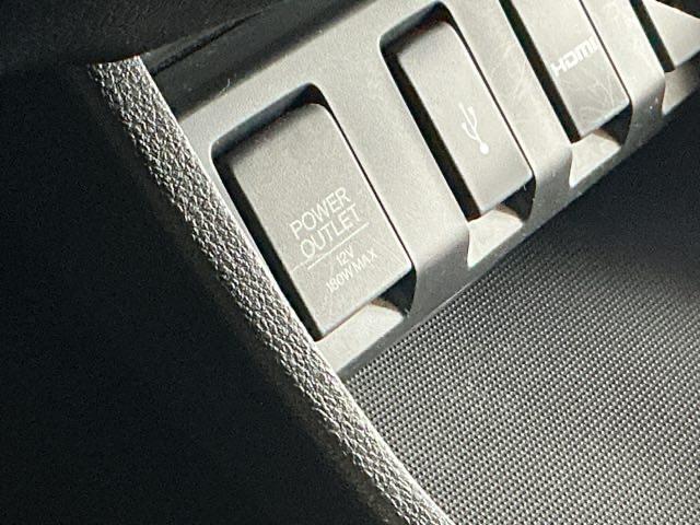 ヴェゼル ハイブリッドＺ　ナビ　Ｒカメラ　ブルートゥース　フルセグ　スマキー　パーキングセンサー　ＬＥＤランプ　ＥＴＣ付　ＵＳＢ　整備記録簿　シ－トヒ－タ－　サイドカーテンエアバック　運転席助手席エアバッグ　ＶＳＡ　キーフリ（60枚目）