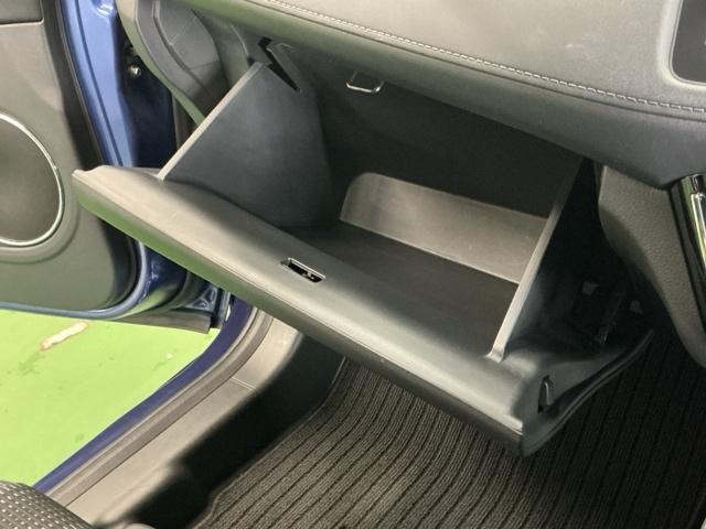 ヴェゼル ハイブリッドＺ　ナビ　Ｒカメラ　ブルートゥース　フルセグ　スマキー　パーキングセンサー　ＬＥＤランプ　ＥＴＣ付　ＵＳＢ　整備記録簿　シ－トヒ－タ－　サイドカーテンエアバック　運転席助手席エアバッグ　ＶＳＡ　キーフリ（64枚目）