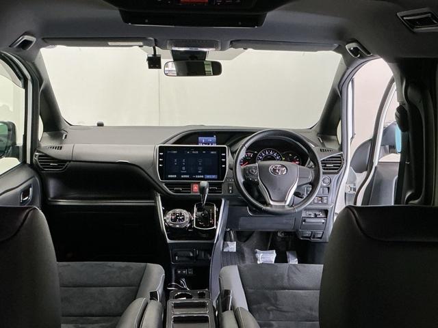 ヴォクシー ＺＳ煌ＩＩＩ　ドラレコ　ナビ　Ｒカメラ　後席モニター　コーナーセンサ　プリクラッシュ　スマートキ　アイスト　ＤＶＤ再生機能　記録簿付き　横滑り防止装置　三列シート　盗難防止　オートエアコン　キーレス　ＥＴＣ装備（2枚目）