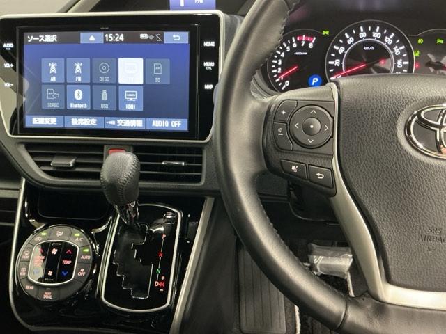 ヴォクシー ＺＳ煌ＩＩＩ　ドラレコ　ナビ　Ｒカメラ　後席モニター　コーナーセンサ　プリクラッシュ　スマートキ　アイスト　ＤＶＤ再生機能　記録簿付き　横滑り防止装置　三列シート　盗難防止　オートエアコン　キーレス　ＥＴＣ装備（3枚目）