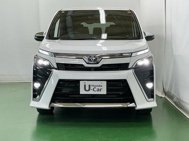 ヴォクシー ＺＳ煌ＩＩＩ　ドラレコ　ナビ　Ｒカメラ　後席モニター　コーナーセンサ　プリクラッシュ　スマートキ　アイスト　ＤＶＤ再生機能　記録簿付き　横滑り防止装置　三列シート　盗難防止　オートエアコン　キーレス　ＥＴＣ装備（6枚目）