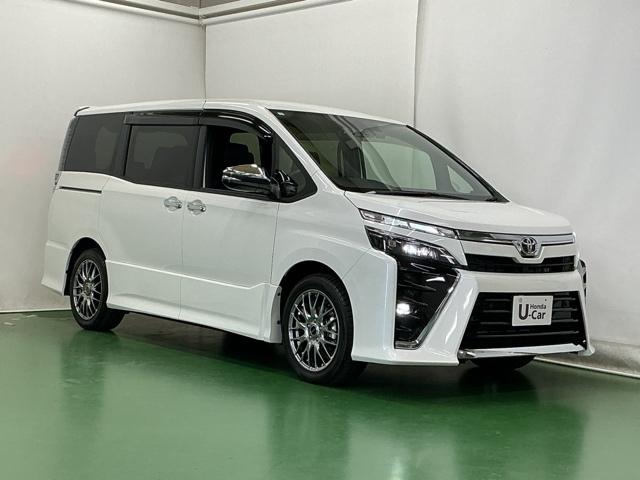 ヴォクシー ＺＳ煌ＩＩＩ　ドラレコ　ナビ　Ｒカメラ　後席モニター　コーナーセンサ　プリクラッシュ　スマートキ　アイスト　ＤＶＤ再生機能　記録簿付き　横滑り防止装置　三列シート　盗難防止　オートエアコン　キーレス　ＥＴＣ装備（7枚目）