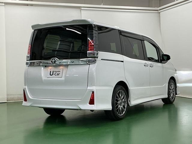 ヴォクシー ＺＳ煌ＩＩＩ　ドラレコ　ナビ　Ｒカメラ　後席モニター　コーナーセンサ　プリクラッシュ　スマートキ　アイスト　ＤＶＤ再生機能　記録簿付き　横滑り防止装置　三列シート　盗難防止　オートエアコン　キーレス　ＥＴＣ装備（8枚目）