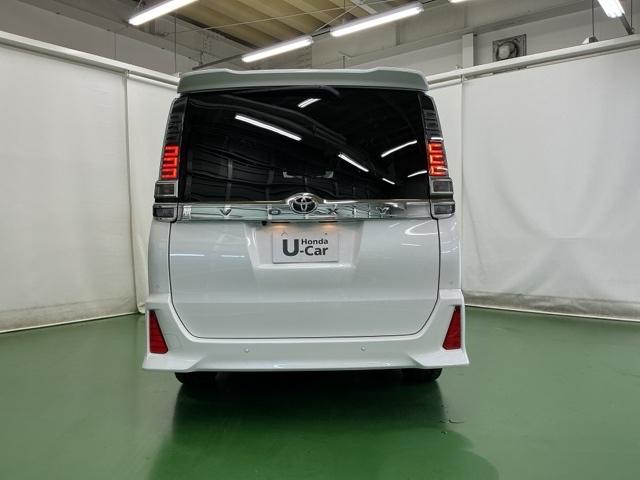 ヴォクシー ＺＳ煌ＩＩＩ　ドラレコ　ナビ　Ｒカメラ　後席モニター　コーナーセンサ　プリクラッシュ　スマートキ　アイスト　ＤＶＤ再生機能　記録簿付き　横滑り防止装置　三列シート　盗難防止　オートエアコン　キーレス　ＥＴＣ装備（9枚目）